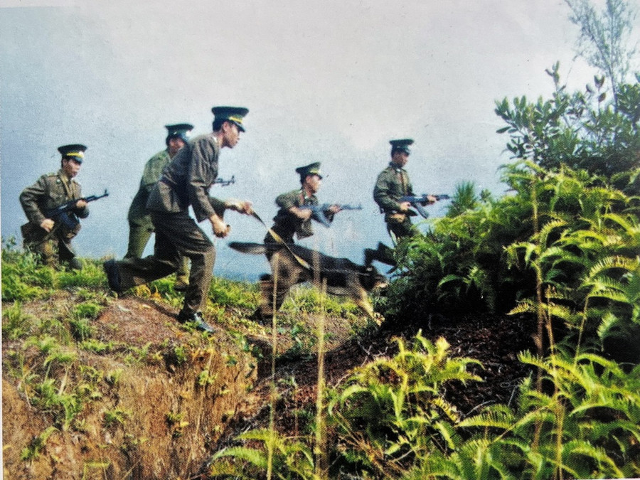 BĐBP Hà Giang truy đuổi đối tượng gây án ở khu vực biên giới Đồng Văn (tháng 12.1997). Ảnh: Tư liệu