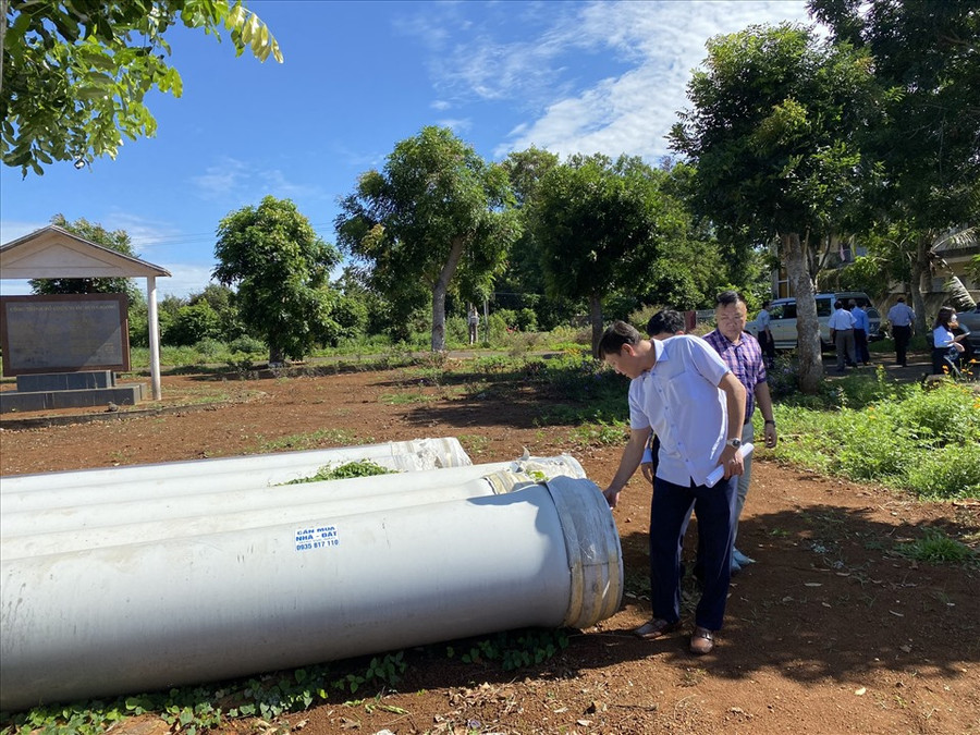 Lãnh đạo HĐND tỉnh Đắk Lắk kiểm tra thực địa dự án Cấp nước cho cây cà phê tại thôn Tiến Cường (xã Quảng Tiến, huyện Cư M'gar). Ảnh: B.T