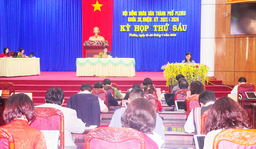 Phó Chủ tịch Thường trực HĐND TP. Pleiku Nguyễn Đức Chín phát biểu khai mạc kỳ họp. Ảnh: Thiên Di