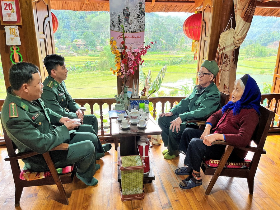 Thượng tá Hoàng Văn Tựt (thứ 2 từ phải sang trái) kể lại quá trình chiến đấu, bảo vệ biên giới của bộ đội đồn BP Săm Pun. Hình chụp tháng 3.2022. Ảnh: Mai Thanh Hải