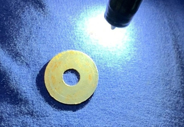 Con bu lông được gắp ra. Ảnh: Thanh Lộc Con bu lông được gắp ra. Ảnh: Thanh Lộc