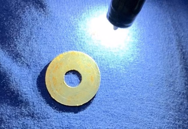 Con bu lông được gắp ra. Ảnh: Thanh Lộc