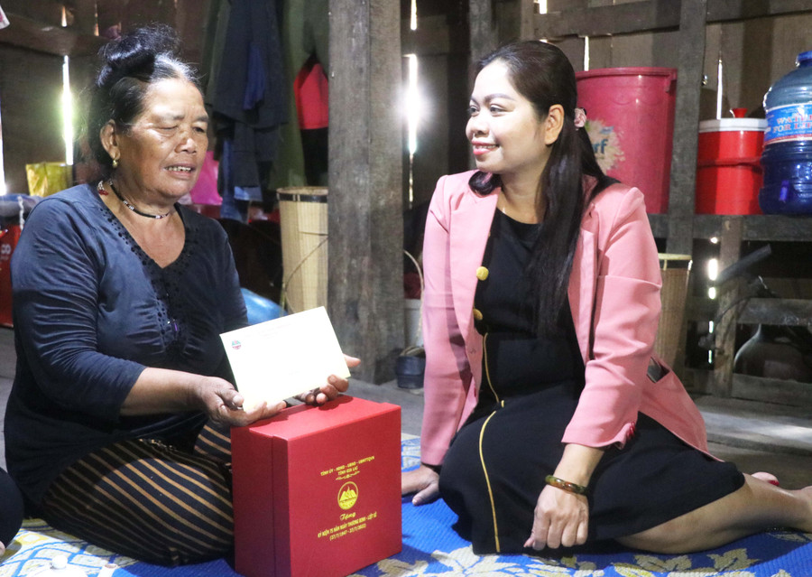 Đồng chí Rơ Chăm H’Hồng-Chủ tịch Hội Liên hiệp Phụ nữ tỉnh đã đến thăm, tặng quà và ân cần hỏi thăm sức khỏe bà Đinh Thị Đuenh (bệnh binh, làng Groi, xã Ya Hội, huyện Đak Pơ). Ảnh: Ngọc Minh