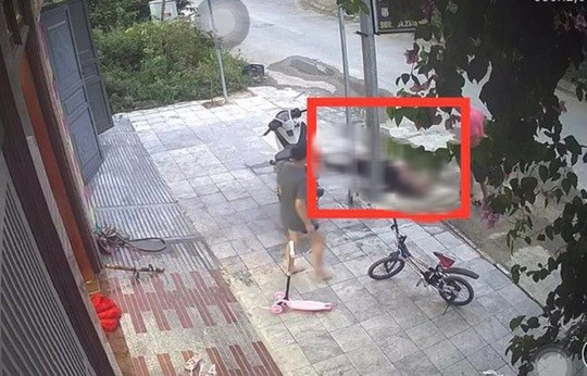  Hình ảnh nam thanh niên ngã quỵ, tử vong bất thường trước nhà một người bạn - Ảnh cắt từ clip