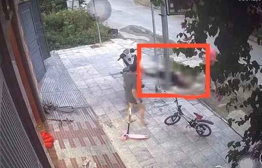  Hình ảnh nam thanh niên ngã quỵ, tử vong bất thường trước nhà một người bạn - Ảnh cắt từ clip