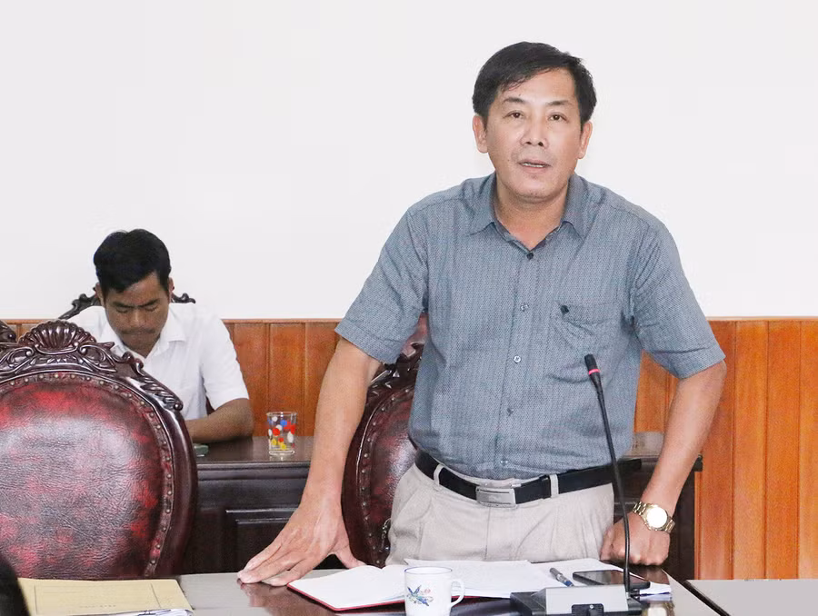  Đại biểu Nguyễn Đình Thức-Trưởng phòng Giáo dục và Đào tạo thành phố nêu vấn đề thiếu giáo viên. Ảnh: Thiên Di