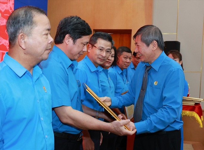 Ông Trần Thanh Hải - Phó Chủ tịch Thường trực Tổng Liên đoàn Lao động Việt Nam - tặng Bằng khen cho 13 tập thể đã có thành tích xuất sắc trong giai đoạn 1 của Chương trình 1 triệu sáng kiến - Ảnh: Hải Nguyễn Ông Trần Thanh Hải - Phó Chủ tịch Thường trực Tổng Liên đoàn Lao động Việt Nam - tặng Bằng khen cho 13 tập thể đã có thành tích xuất sắc trong giai đoạn 1 của Chương trình 1 triệu sáng kiến - Ảnh: Hải Nguyễn