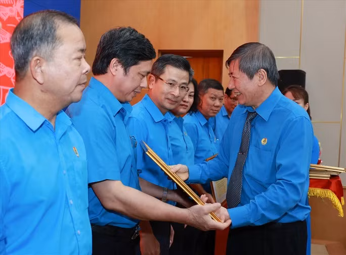 Ông Trần Thanh Hải - Phó Chủ tịch Thường trực Tổng Liên đoàn Lao động Việt Nam - tặng Bằng khen cho 13 tập thể đã có thành tích xuất sắc trong giai đoạn 1 của Chương trình 1 triệu sáng kiến - Ảnh: Hải Nguyễn