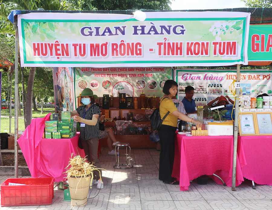 Ngày hội du lịch Kbang năm 2022 thu hút khoảng 120 gian hàng đến từ các xã, thị trấn trên địa bàn và các huyện, thị xã lân cận trong và ngoài tỉnh. Ảnh: Ngọc Minh