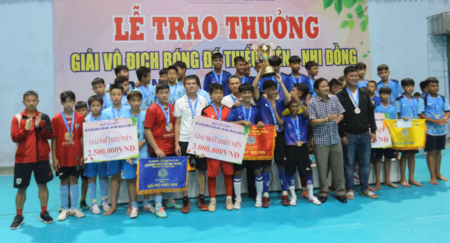  Ban tổ chức trao giải cho các đội bóng xuất sắc nhất ở lứa tuổi thiếu niên. Ảnh: Văn Ngọc 