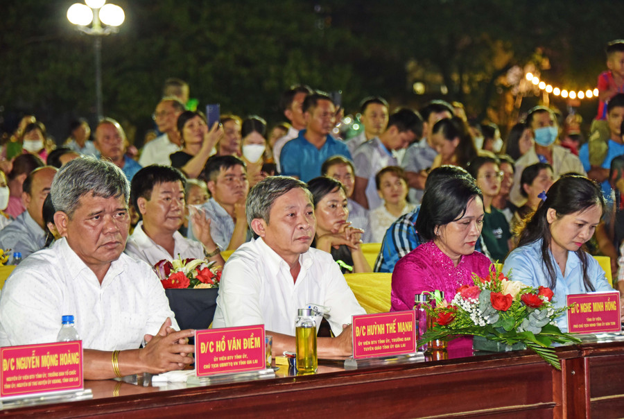 Lãnh đạo tỉnh dự lễ khai mạc Ngày hội du lịch Kbang năm 2022. Ảnh: Đức Thụy