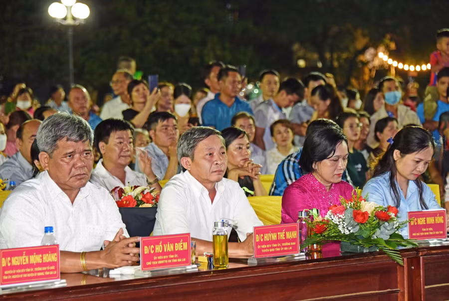 Lãnh đạo tỉnh dự lễ khai mạc Ngày hội du lịch Kbang năm 2022. Ảnh: Đức Thụy