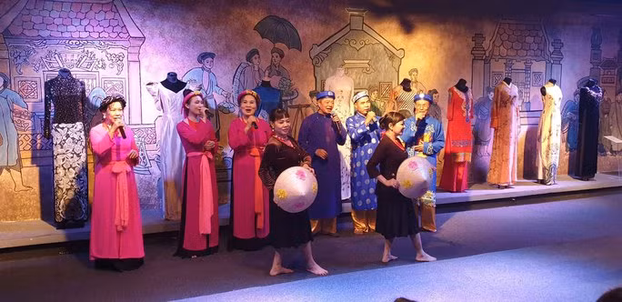 Một chương trình trình diễn di sản văn hóa phi vật thể tại TP HCM. (Ảnh: THÚY BÌNH)