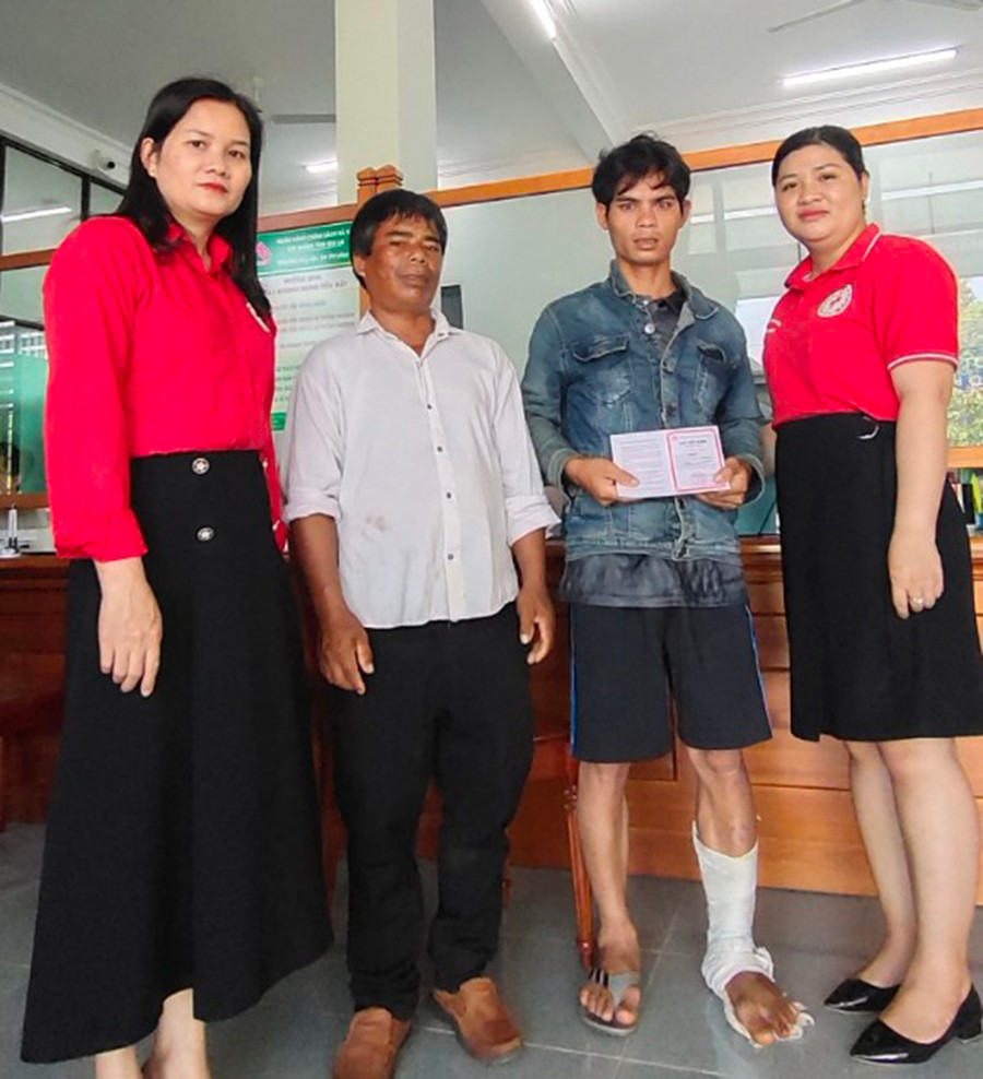 Đại diện Hội Chữ thập đỏ trao sổ tiết kiệm cho gia đình anh Đinh Khơi. Ảnh: Thanh Phạm  Đại diện Hội Chữ thập đỏ trao sổ tiết kiệm cho gia đình anh Đinh Khơi. Ảnh: Thanh Phạm