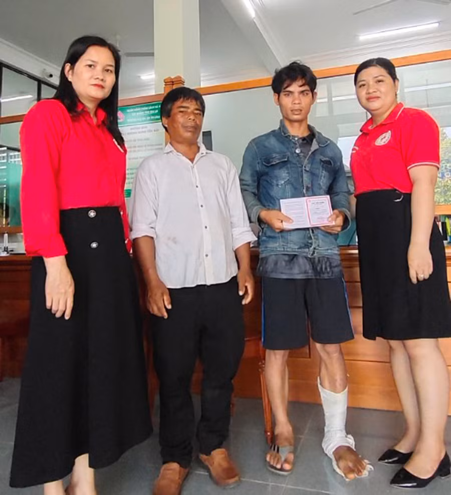 Đại diện Hội Chữ thập đỏ trao sổ tiết kiệm cho gia đình anh Đinh Khơi. Ảnh: Thanh Phạm Đại diện Hội Chữ thập đỏ trao sổ tiết kiệm cho gia đình anh Đinh Khơi. Ảnh: Thanh Phạm