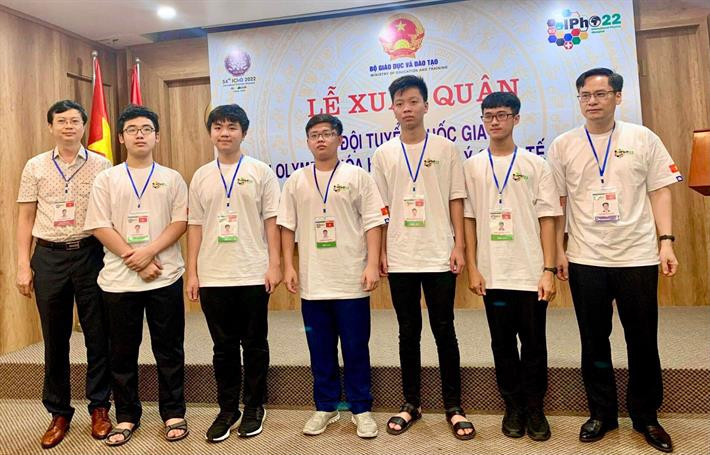 Đội tuyển Việt Nam vừa đoạt tổng cộng 5 huy chương tại Olympic Vật lý quốc tế 2022. 5 học sinh tham dự bao gồm: Võ Hoàng Hải, Vũ Ngô Hoàng Dương, Lê Minh Hoàng, Nguyễn Đăng Phúc và Phùng Công Hiếu (thứ hai đến thứ năm tính từ trái sang). Ảnh: Cổng thông tin điện tử Bộ Giáo dục và Đào tạo