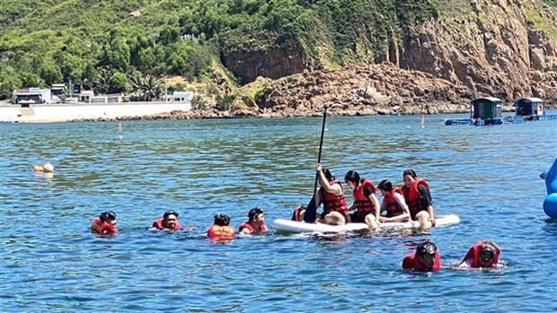 Du khách trực tiếp lặn ngắm rạn san hô dù phương án quản lý là khuyến khích sử dụng thảm bè nổi, thúng đáy kính chèo tay để bảo vệ rạn san hô. (Ảnh: Tường Quân/TTXVN)  Du khách trực tiếp lặn ngắm rạn san hô dù phương án quản lý là khuyến khích sử dụng thảm bè nổi, thúng đáy kính chèo tay để bảo vệ rạn san hô. (Ảnh: Tường Quân/TTXVN)