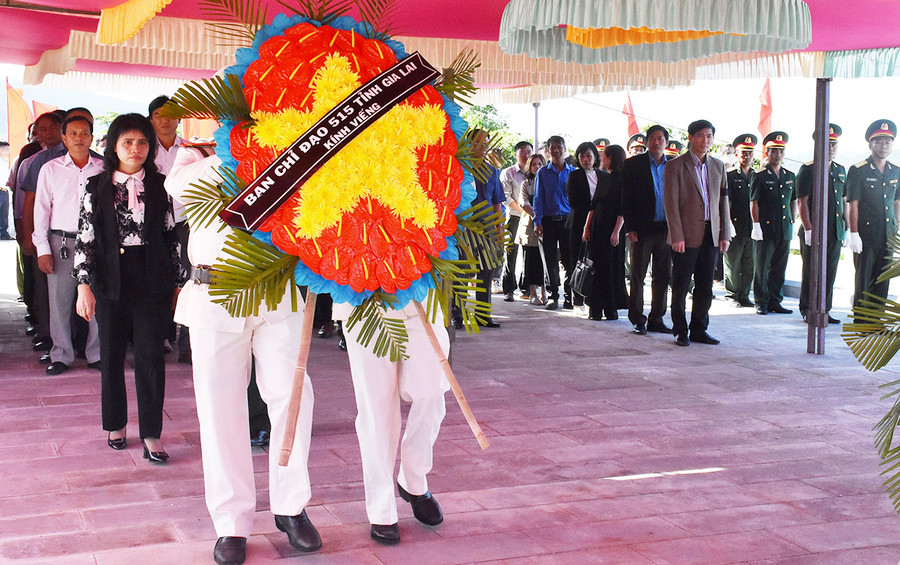 Đại diện lãnh đạo Ban Chỉ đạo 515 tỉnh dâng hoa, dâng hương các Anh hùng liệt sĩ. Ảnh: Hà Phương Đại diện lãnh đạo Ban Chỉ đạo 515 tỉnh dâng hoa, dâng hương các Anh hùng liệt sĩ. Ảnh: Hà Phương