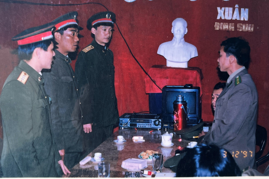 Chỉ huy ĐBP Săm Pun (bên phải) đấu tranh với lực lượng bảo vệ biên giới Trung Quốc, trong cuộc hội đàm thường kỳ, tháng 12.1997. Ảnh: Tư liệu