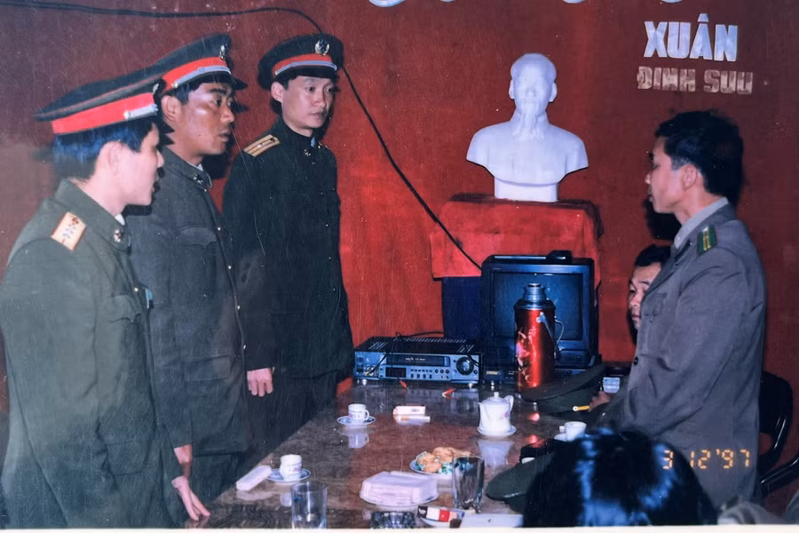 Chỉ huy ĐBP Săm Pun (bên phải) đấu tranh với lực lượng bảo vệ biên giới Trung Quốc, trong cuộc hội đàm thường kỳ, tháng 12.1997. Ảnh: Tư liệu