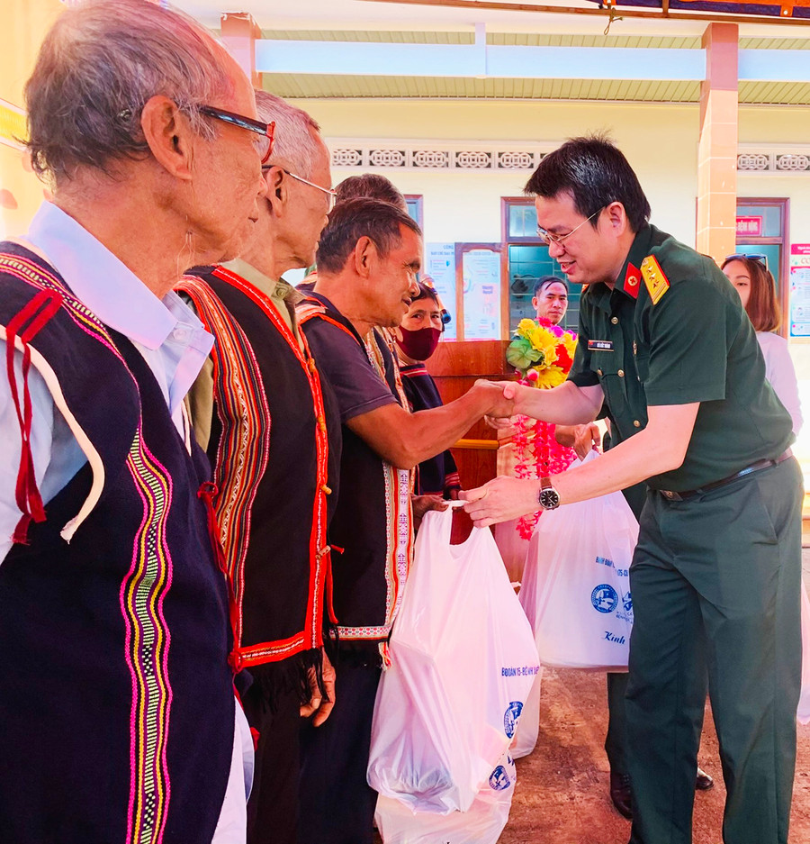 Thượng tá, bác sĩ Bùi Đức Thành-Phó Giám đốc Bệnh viện Quân y 175 tặng quà cho người dân. Ảnh: Hồng Thương Thượng tá, bác sĩ Bùi Đức Thành, Phó Giám đốc Bệnh viện Quân y 175 trực tiếp tặng quà cho người dân.