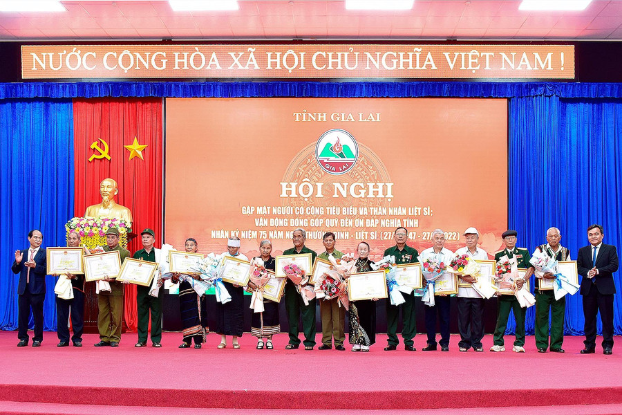 Các đồng chí lãnh đạo tỉnh tặng hoa và bằng khen cho các đại biểu người có công và thân nhân liệt sĩ. 
