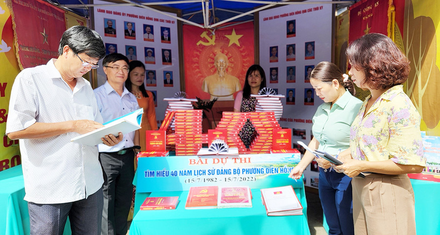  Quầy trưng bày hình ảnh, tư liệu về Đảng ủy, UBND phường Diên Hồng (TP. Pleiku). Ảnh: Bá Bính