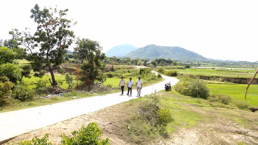 Đường ra khu sản xuất của xã Phú Cần được người dân đóng góp ngày công, hiến đất. Ảnh: Khôi Nguyên