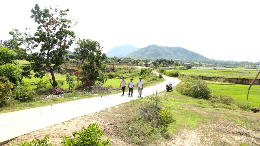 Đường ra khu sản xuất của xã Phú Cần được người dân đóng góp ngày công, hiến đất. Ảnh: Khôi Nguyên