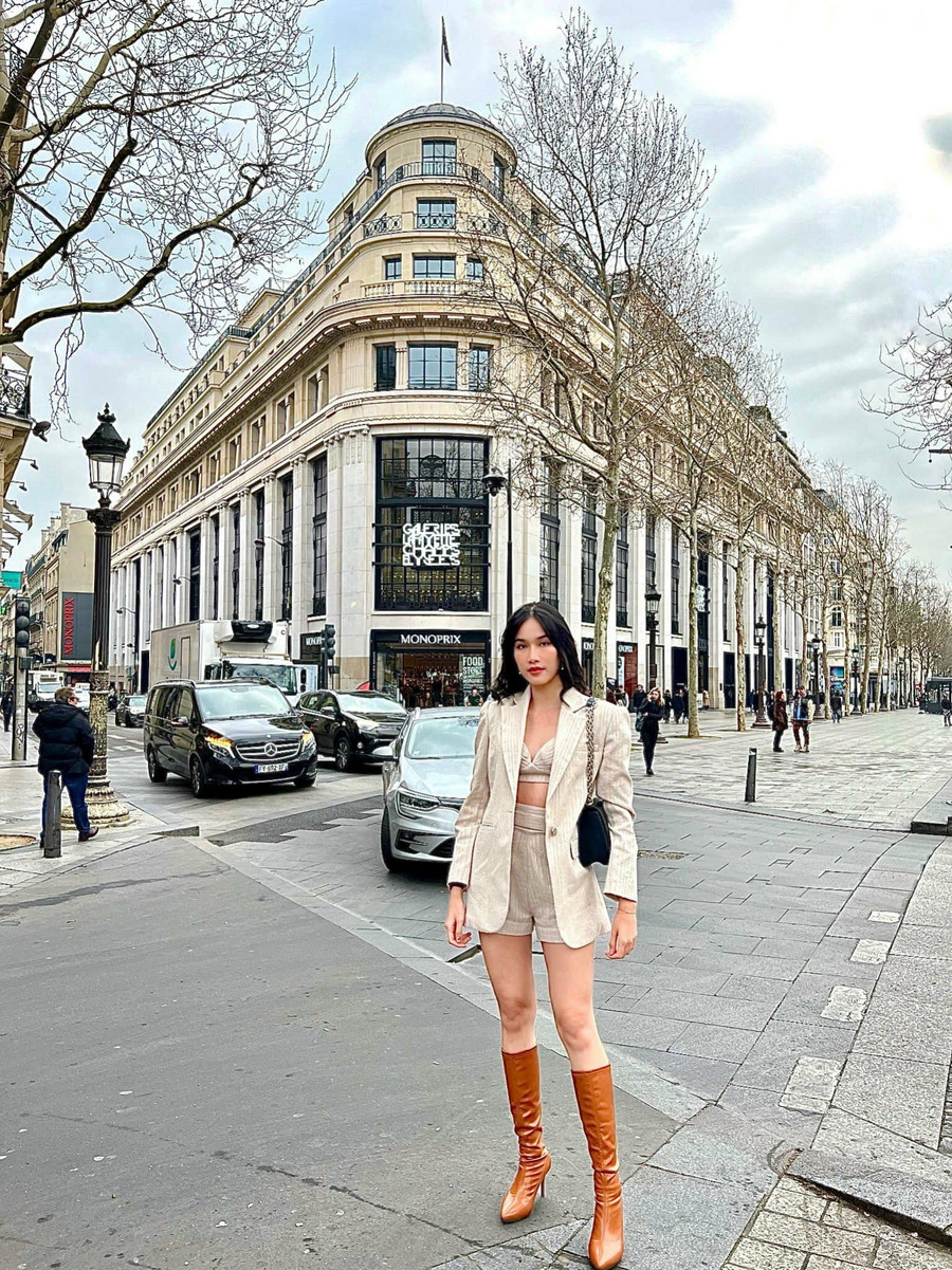 Phương Anh khuyên rằng nếu có chụp ảnh trên đường phố châu Âu vẫn phải chú ý quan sát xung quanh kẻo bị mất trộm đồ. Ảnh: FBNV