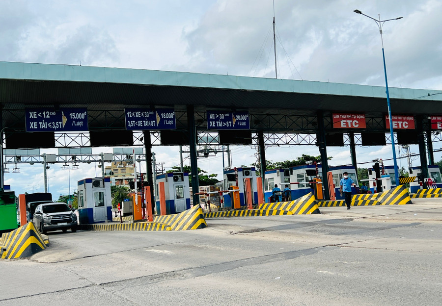 Trạm thu phí Suối Giữa trên quốc lộ 13. Ảnh: Đỗ Trường