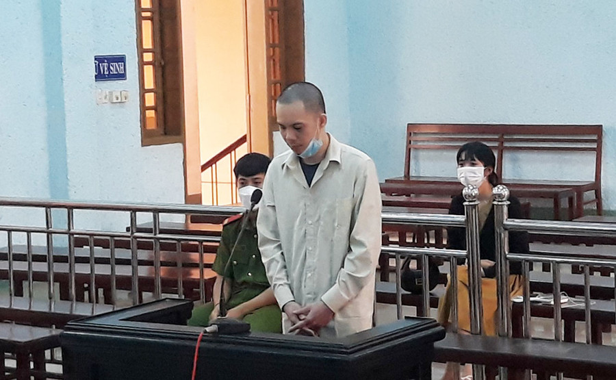 Đối tượng Nguyễn Thế Phương tại phiên tòa. Ảnh: R'Ô HOK Đối tượng Phương tại phiên tòa. Ảnh: R'Ô HOK