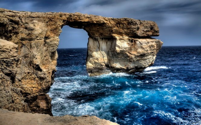 Chiếc cầu đá bên vách đá Moher - Ảnh: Natural-cliff-bridge