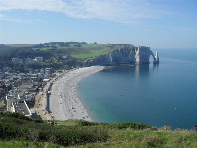 Vách đá Etretat ở Pháp nhìn từ ngôi làng nhỏ ven biển - Ảnh: francedigitale