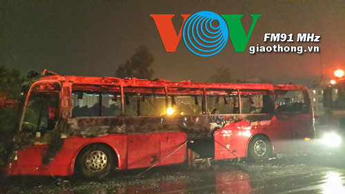 Chiếc xe bị cháy chỉ còn trơ lại khung Chiếc xe bị cháy chỉ còn trơ lại khung