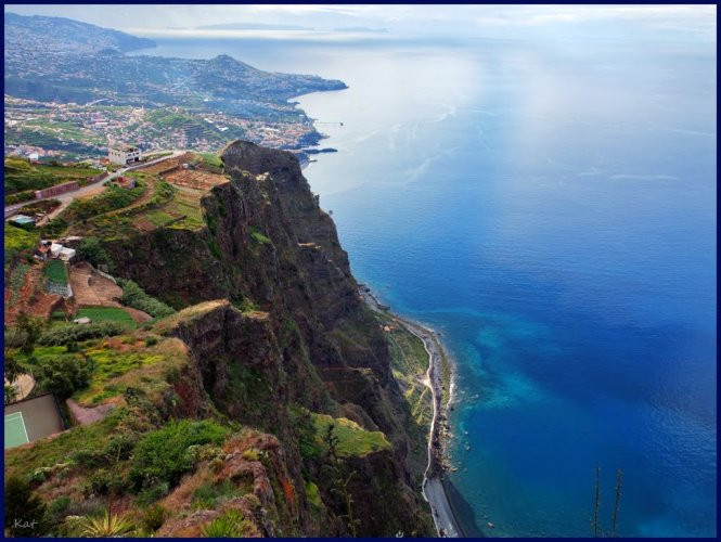 Vách đá Cabo Girao nhìn ra biển - Ảnh: panoramio