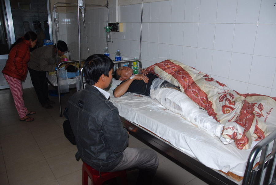 Các nạn nhân đang điều trị tại Bệnh viện. Ảnh: NKL