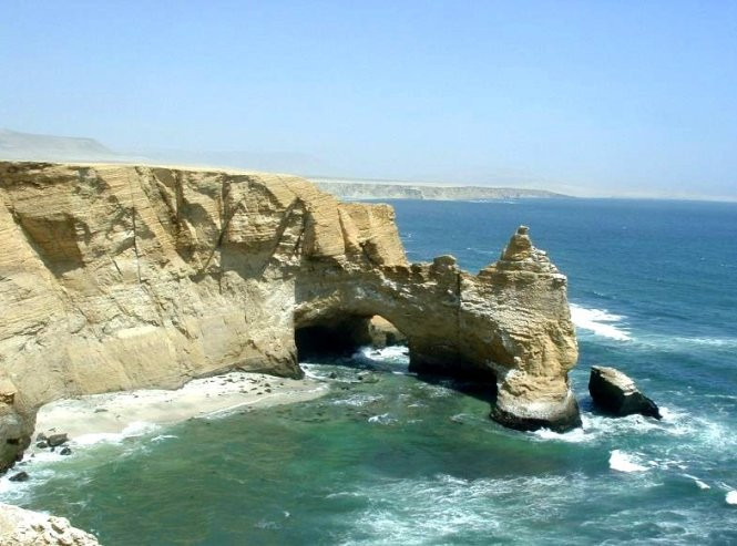 Vách đá ấn tượng trong công viên bảo tồn thiên nhiên quốc gia Paracas, Peru - Ảnh: wordpress