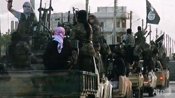 Các chiến binh IS ở thành phố Homs, Syria trong một bức ảnh lấy từ video tuyên truyền của IS phát vào tháng 3-2014. Ảnh: AFP Các chiến binh IS ở thành phố Homs, Syria trong một bức ảnh lấy từ video tuyên truyền của IS phát vào tháng 3-2014. Ảnh: AFP