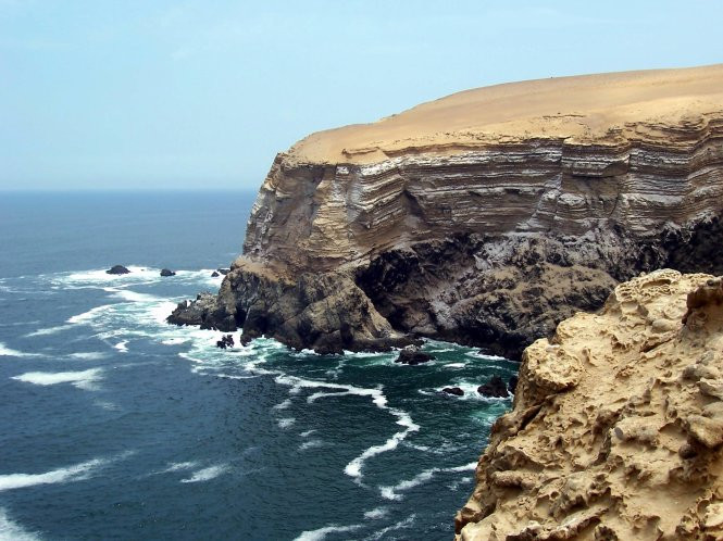 Vách đá ấn tượng trong công viên bảo tồn thiên nhiên quốc gia Paracas, Peru - Ảnh: wordpress