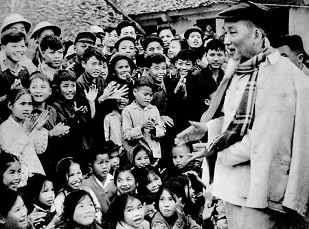Chủ tịch Hồ Chí Minh với thiếu nhi Việt Nam. (Ảnh tư liệu)