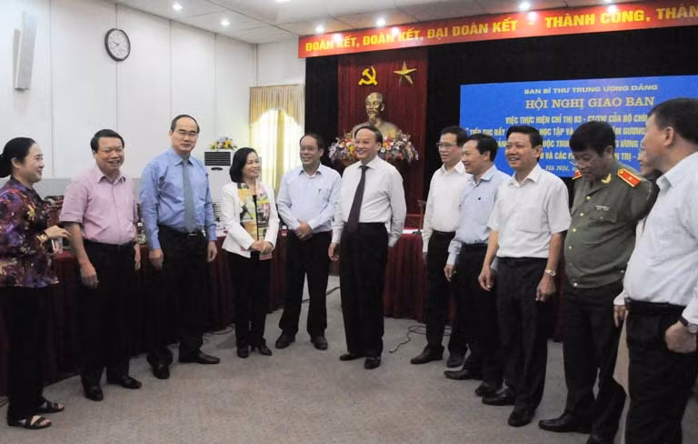 Tại Hội nghị giao ban việc thực hiện Chỉ thị 03-CT/TW diễn ra mới đây của các Đảng ủy trực thuộc Trung ương, Trung ương MTTQ và các đoàn thể chính trị - xã hội, Ủy viên Bộ Chính trị, Bí thư Trung ương Đảng, Trưởng Ban Tổ chức Trung ương Tô Huy Rứa đã khẳng định, trong công tác cán bộ, cần đề cao vai trò gương mẫu của người đứng đầu.