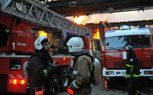 Lực lượng cứu hỏa tại hiện trường vụ cháy (ảnh: Itar-Tass)