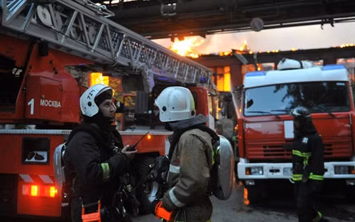 Lực lượng cứu hỏa tại hiện trường vụ cháy (ảnh: Itar-Tass)