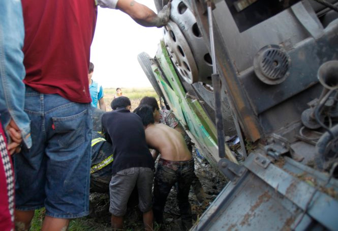 Lực lượng cứu hộ đang đưa nạn nhân cuối cùng ra khỏi chiếc xe gặp nạn  Lực lượng cứu hộ đang đưa nạn nhân cuối cùng ra khỏi chiếc xe gặp nạn