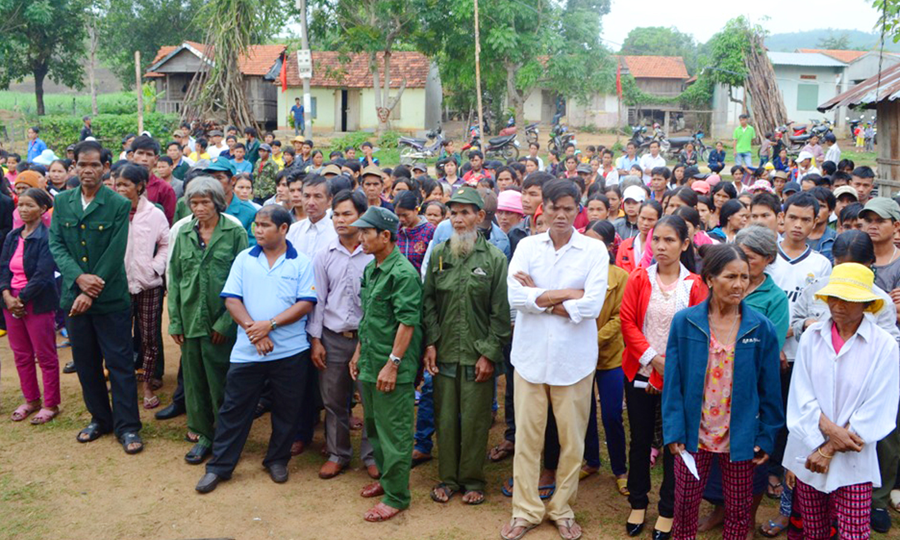 Hàng trăm người dân quê Anh hùng Núp đi bầu cử. Ảnh: Q.T