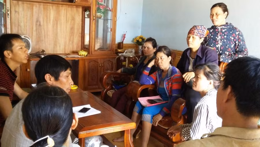 Hàng chục nông dân đang điêu đứng khi bà Đoàn Thị Niềm tuyên bố vỡ nợ. Ảnh: N.T