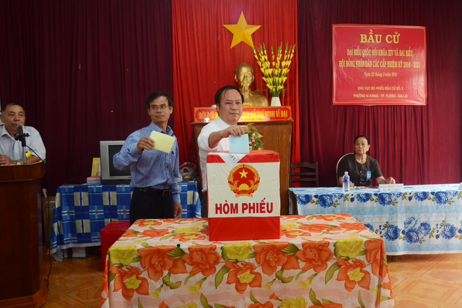 Phó Bí thư Tỉnh ủy Châu Ngọc Tuấn bỏ phiếu. Ảnh: V.H