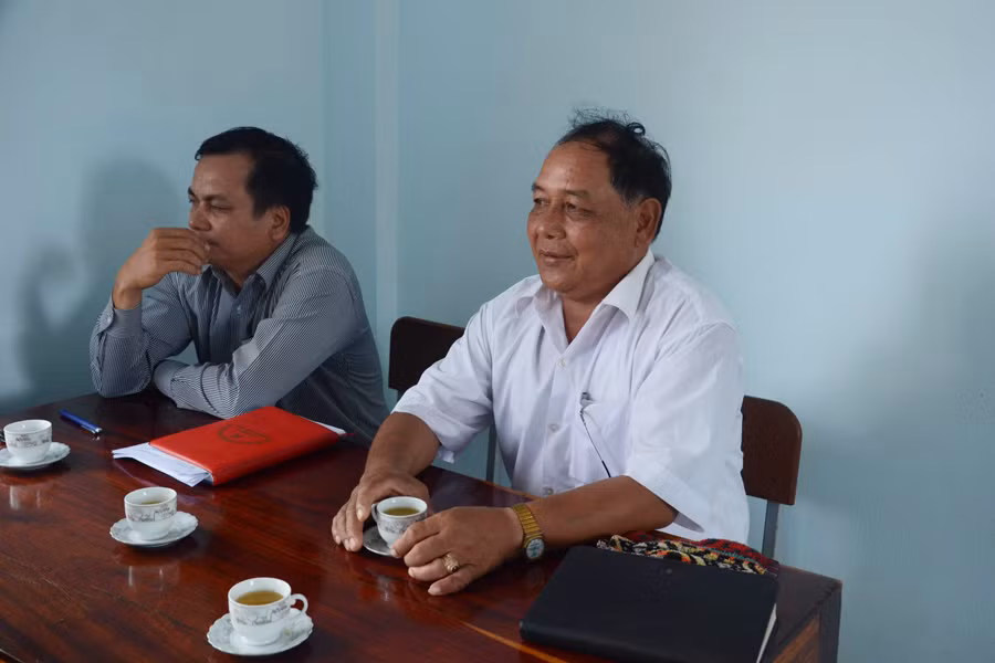 Bí thư và Phó Bí thư Đảng ủy xã Ia Kla phân trần việc không mua báo. Ảnh: T.T