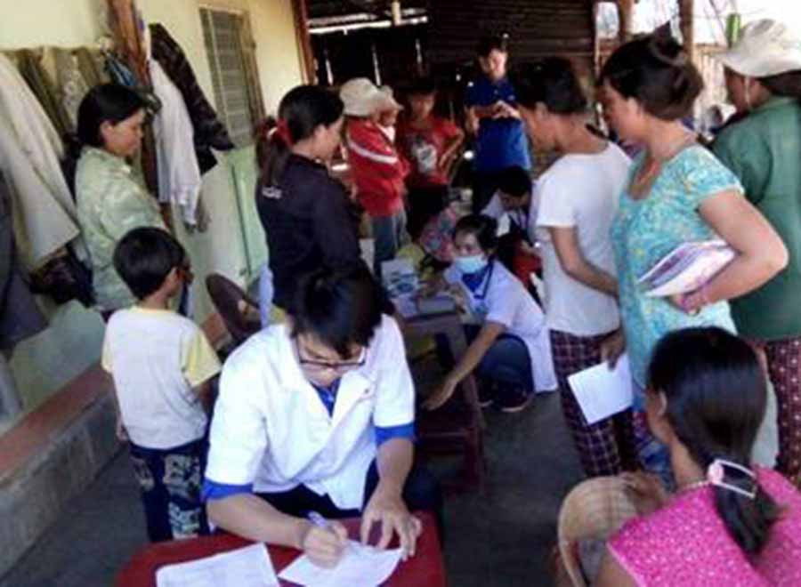 Khám bệnh cho dân làng. Ảnh: Hồng Thi Khám bệnh cho dân làng. Ảnh: Hồng Thi